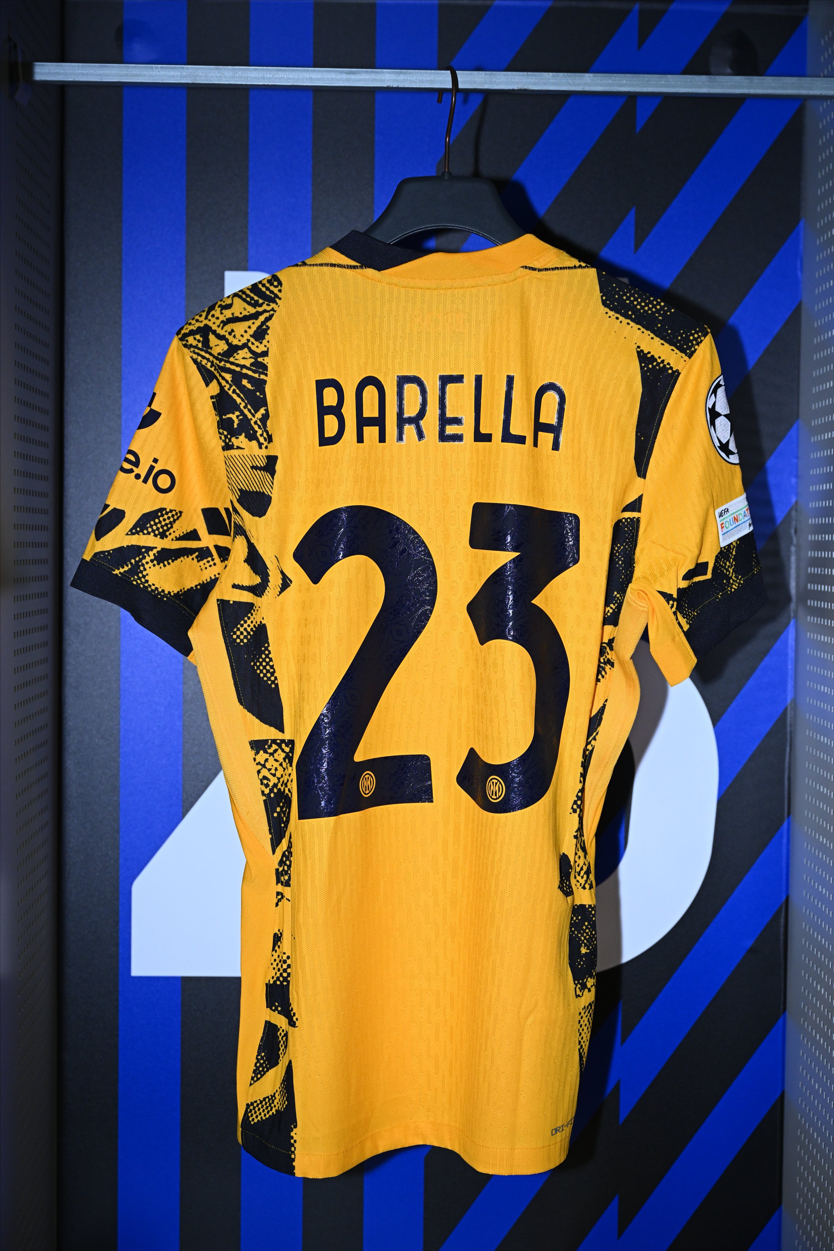 开云平台-包含巴黎圣日耳曼发布备战花絮，冲刺阶段迎来里程碑，欧超杯任务艰巨，更衣室氛围转暖的词条